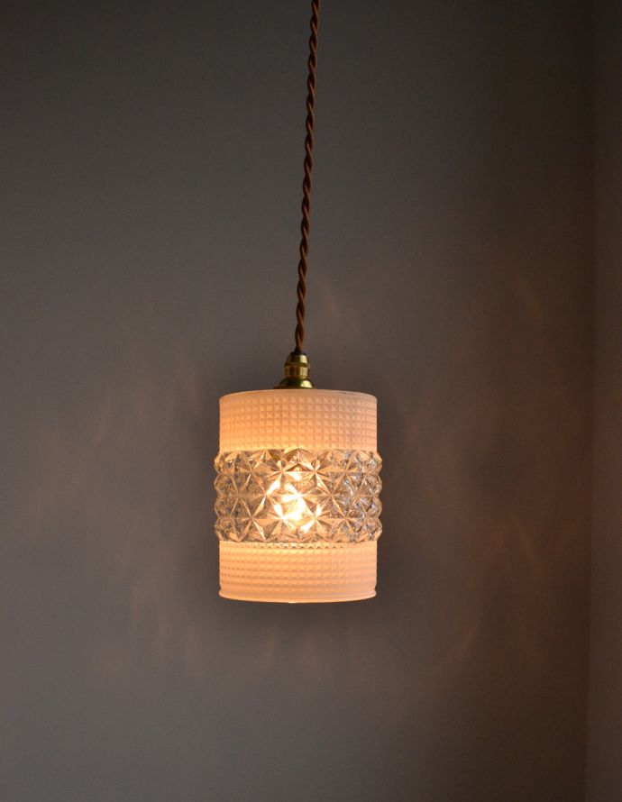 ペンダントライト　照明・ライティング　２パターンのデザインが楽しめるアンティークガラスのペンダントライト（コード・シャンデリア球・ギャラリーなし）。あたたかい光がお部屋を包み込みます。(k-1666-z)