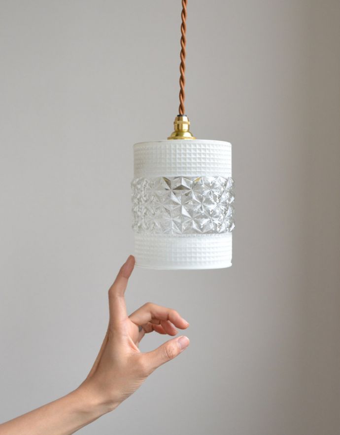 ペンダントライト　照明・ライティング　２パターンのデザインが楽しめるアンティークガラスのペンダントライト（コード・シャンデリア球・ギャラリーなし）。アンティークのガラスは、光を通すとなんとも言えないステキな雰囲気でお部屋を照らしてくれます。(k-1666-z)