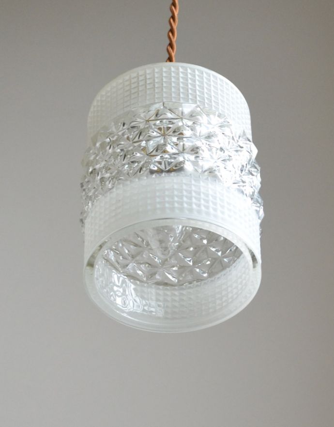 ペンダントライト　照明・ライティング　２パターンのデザインが楽しめるアンティークガラスのペンダントライト（コード・シャンデリア球・ギャラリーなし）。下から見上げても素敵なデザインにうっとりです。(k-1666-z)