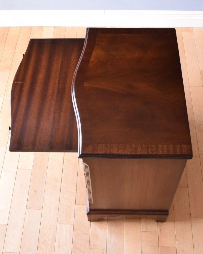 アンティークのチェスト　アンティーク家具　珍しいカップボードチェスト、マホガニー材のアンティーク英国家具。天板も木目がキレイです。(k-1667-f)