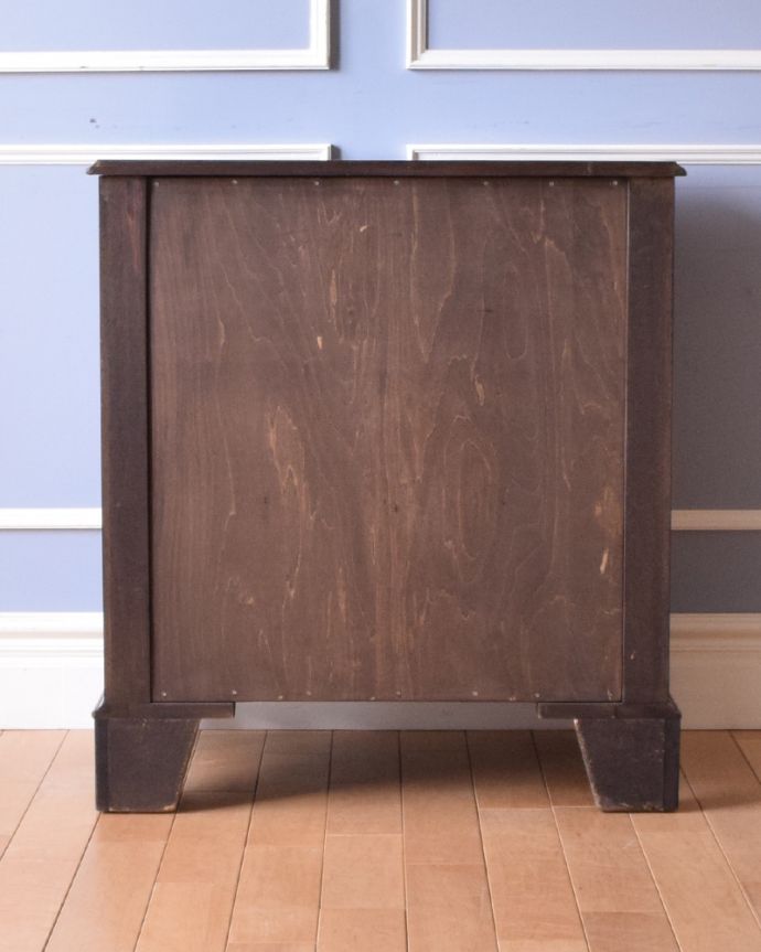 アンティークのチェスト　アンティーク家具　珍しいカップボードチェスト、マホガニー材のアンティーク英国家具。アンティークは新品ではないので、もちろん経年変化によるキズはありますが、専門の職人が目立たないようキレイにお直しをしているので、後姿までキレイです。(k-1667-f)