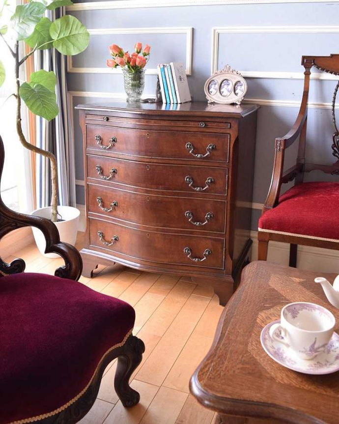 アンティークのチェスト　アンティーク家具　珍しいカップボードチェスト、マホガニー材のアンティーク英国家具。リビングの片隅でも存在感を放つ美しさちょっと空いているリビングのスペースに置いてみても、美しすぎるマホガニー材の木目に惹かれます。(k-1667-f)