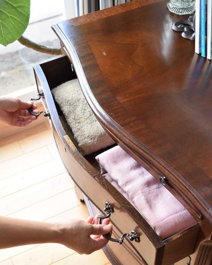 アンティークのチェスト　アンティーク家具　珍しいカップボードチェスト、マホガニー材のアンティーク英国家具。高級感のある優雅な取っ手。(k-1667-f)