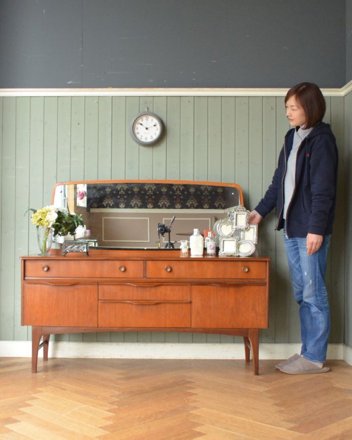 アンティークのドレッサー アンティーク家具 鏡付きの収納家具はドレッシングチェスト、アンティークの北欧家具。シンプルでかっこいいチェスト!お部屋にパッと覗ける鏡があると便利ですよ。(k-1668-f)