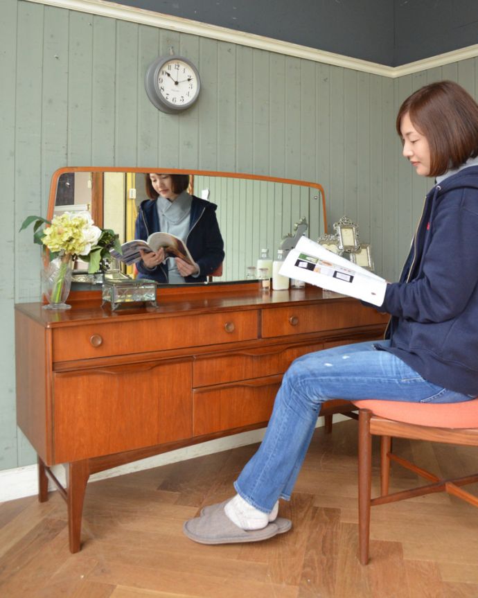 アンティークのドレッサー アンティーク家具 鏡付きの収納家具はドレッシングチェスト、アンティークの北欧家具。パソコンなどを置いてちょっとした作業スペースにもなります。(k-1668-f)