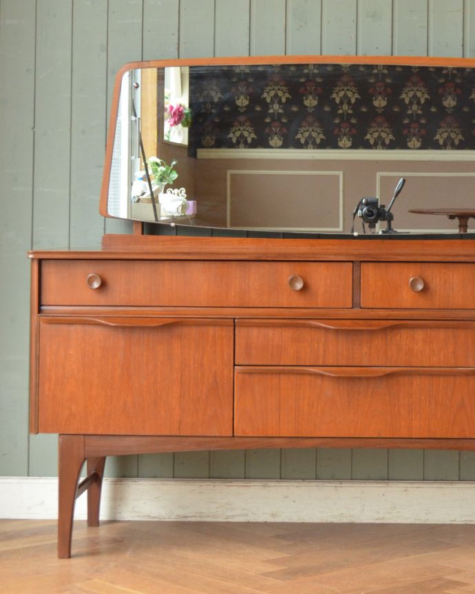 アンティークのドレッサー アンティーク家具 鏡付きの収納家具はドレッシングチェスト、アンティークの北欧家具。この時代に多く見られるチェストにミラーがついたタイプのキャビネット。(k-1668-f)