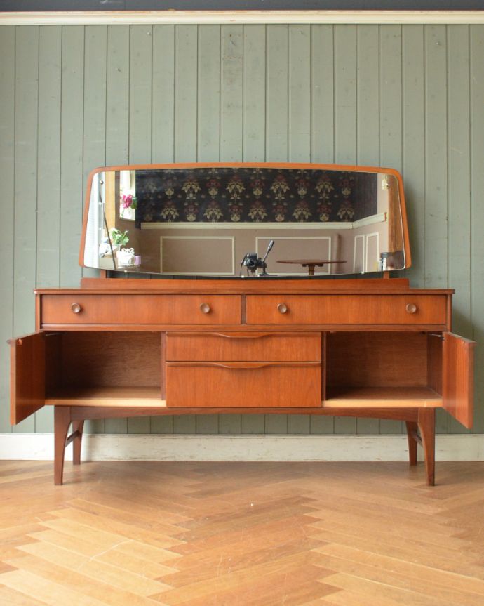 アンティークのドレッサー アンティーク家具 鏡付きの収納家具はドレッシングチェスト、アンティークの北欧家具。引き出しも扉収納もある便利なキャビネット。(k-1668-f)