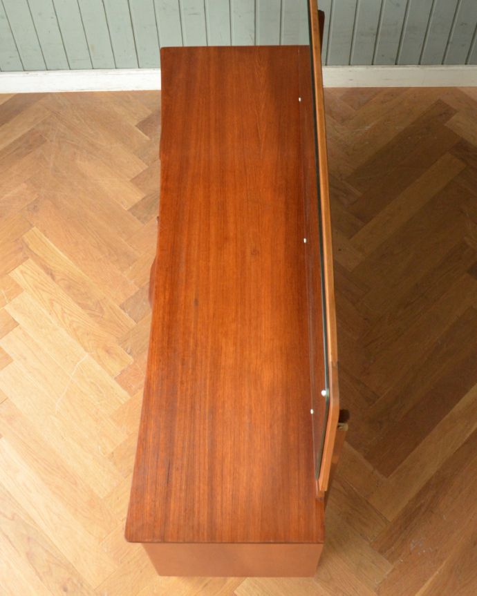 アンティークのドレッサー アンティーク家具 鏡付きの収納家具はドレッシングチェスト、アンティークの北欧家具。天板もキレイな状態です。(k-1668-f)