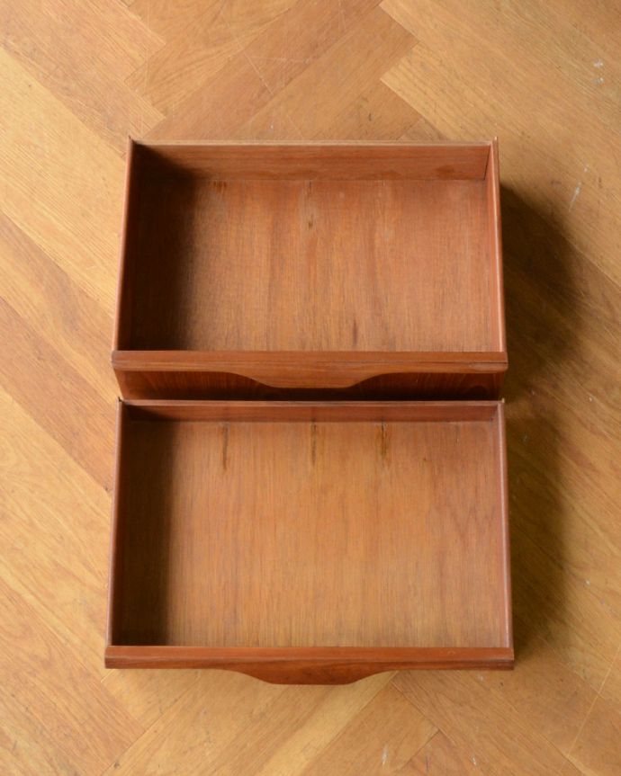 アンティークのドレッサー アンティーク家具 鏡付きの収納家具はドレッシングチェスト、アンティークの北欧家具。その他に深めの引き出しが2杯。(k-1668-f)