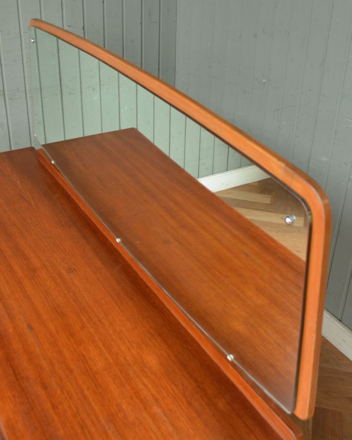 アンティークのドレッサー アンティーク家具 鏡付きの収納家具はドレッシングチェスト、アンティークの北欧家具。大きな鏡はお部屋を広く見せる効果大。(k-1668-f)