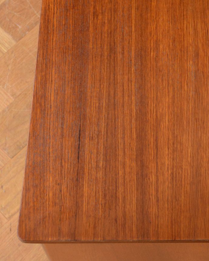 アンティークのドレッサー アンティーク家具 鏡付きの収納家具はドレッシングチェスト、アンティークの北欧家具。角は丸くカットされています。(k-1668-f)