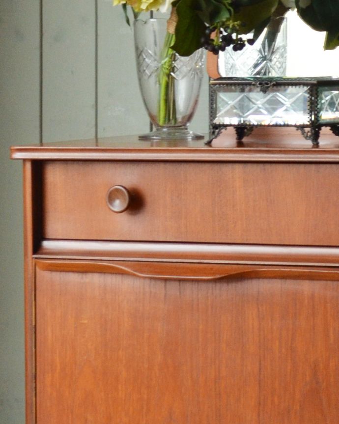 アンティークのドレッサー アンティーク家具 鏡付きの収納家具はドレッシングチェスト、アンティークの北欧家具。シンプルでカッコいい取っ手。(k-1668-f)