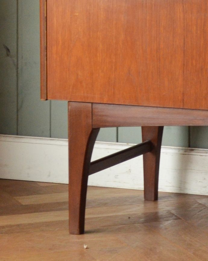 アンティークのドレッサー アンティーク家具 鏡付きの収納家具はドレッシングチェスト、アンティークの北欧家具。脚はすっきりしたデザインです。(k-1668-f)