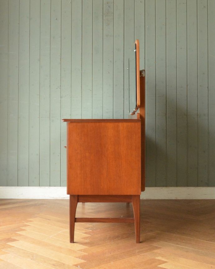 アンティークのドレッサー アンティーク家具 鏡付きの収納家具はドレッシングチェスト、アンティークの北欧家具。サイドから見るとスッキリシンプル。(k-1668-f)