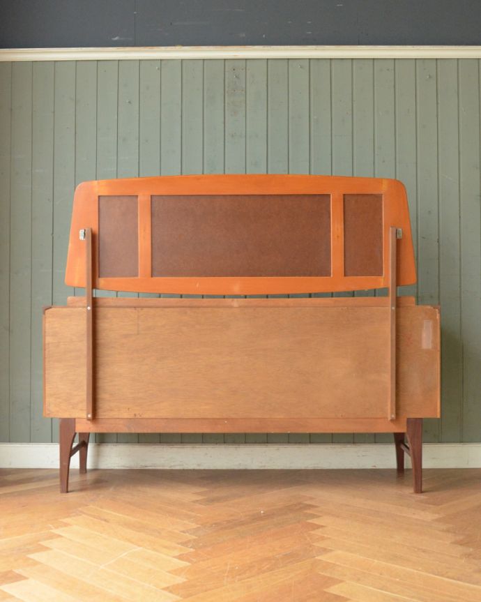 アンティークのドレッサー アンティーク家具 鏡付きの収納家具はドレッシングチェスト、アンティークの北欧家具。アンティークは新品ではないので、もちろん経年変化によるキズはありますが、専門の職人が目立たないようキレイにお直しをしているので、後姿までキレイです。(k-1668-f)