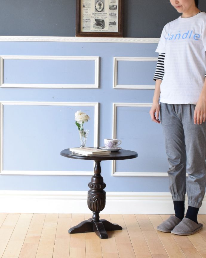 アンティークのテーブル　アンティーク家具　オシャレな脚のアンティークオケージョナルテーブル（コーヒーテーブル）。伸持ち運びも簡単なサイズなので、お茶とお菓子を並べて、どこでもリラックスした時間を楽しめます。(k-1670-f)