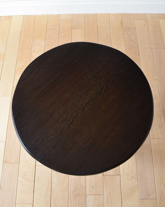 アンティークのテーブル　アンティーク家具　オシャレな脚のアンティークオケージョナルテーブル（コーヒーテーブル）。客間用にも使える上品なデザインです。(k-1670-f)