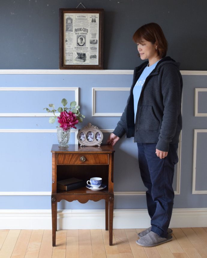 アンティークのチェスト アンティーク家具 コンパクトサイズのナイトテーブル、英国輸入のアンティーク家具。とっても可愛いチェスト。(k-1672-f)