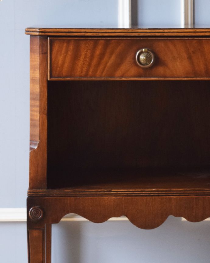 アンティークのチェスト アンティーク家具 コンパクトサイズのナイトテーブル、英国輸入のアンティーク家具。嬉しいオープンスペース!ティッシュボックスを入れたりして便利に使えます。(k-1672-f)