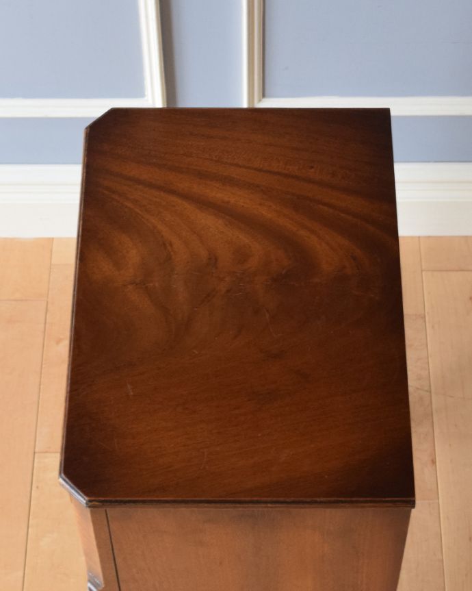 アンティークのチェスト アンティーク家具 コンパクトサイズのナイトテーブル、英国輸入のアンティーク家具。天板もキレイに仕上げました。(k-1672-f)