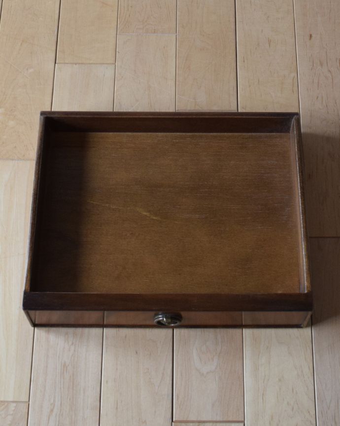 アンティークのチェスト アンティーク家具 コンパクトサイズのナイトテーブル、英国輸入のアンティーク家具。引き出しが1杯付いています。(k-1672-f)