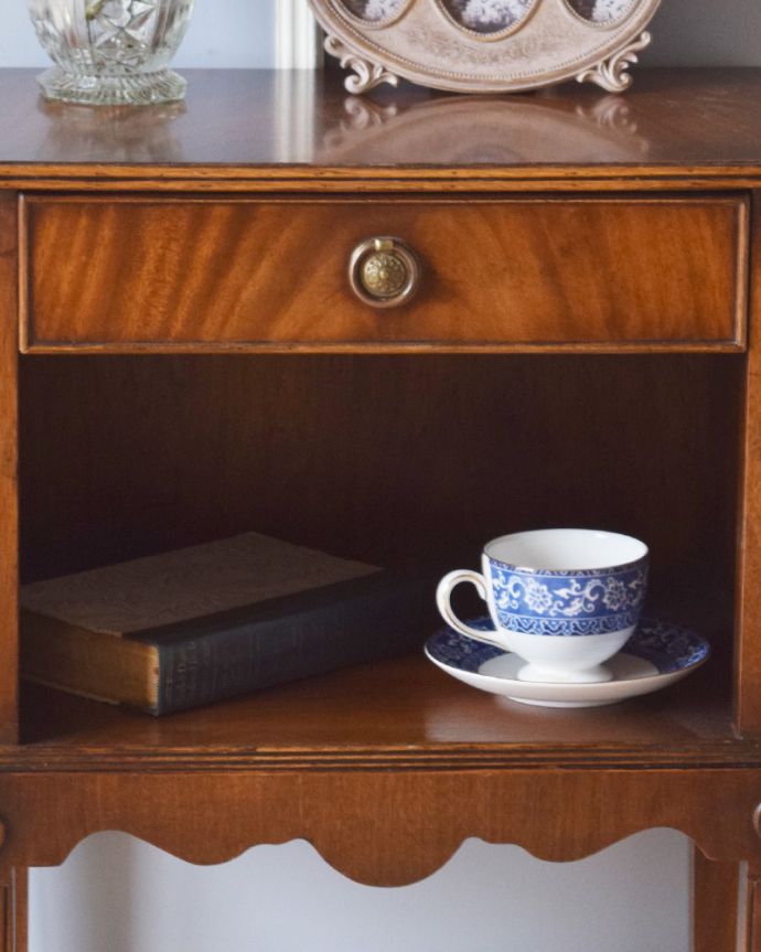 アンティークのチェスト アンティーク家具 コンパクトサイズのナイトテーブル、英国輸入のアンティーク家具。中もキレイに仕上げているので、安心して収納できます。(k-1672-f)