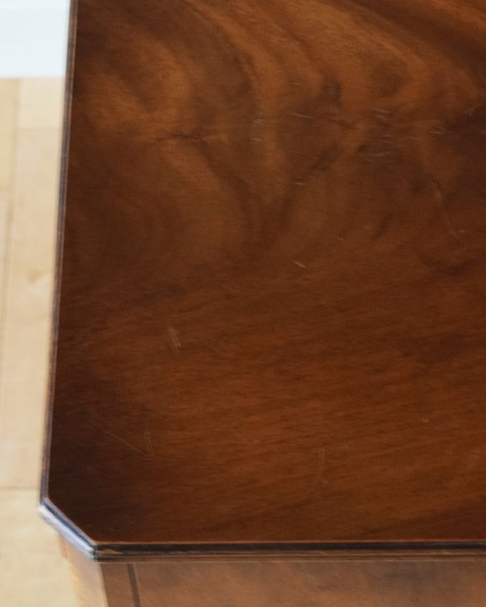 アンティークのチェスト アンティーク家具 コンパクトサイズのナイトテーブル、英国輸入のアンティーク家具。マホガニー材の美しい木目の表情が存分に堪能できます。(k-1672-f)