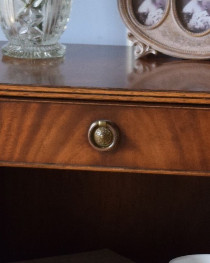 アンティークのチェスト アンティーク家具 コンパクトサイズのナイトテーブル、英国輸入のアンティーク家具。リングタイプのオシャレな取っ手が付いています。(k-1672-f)