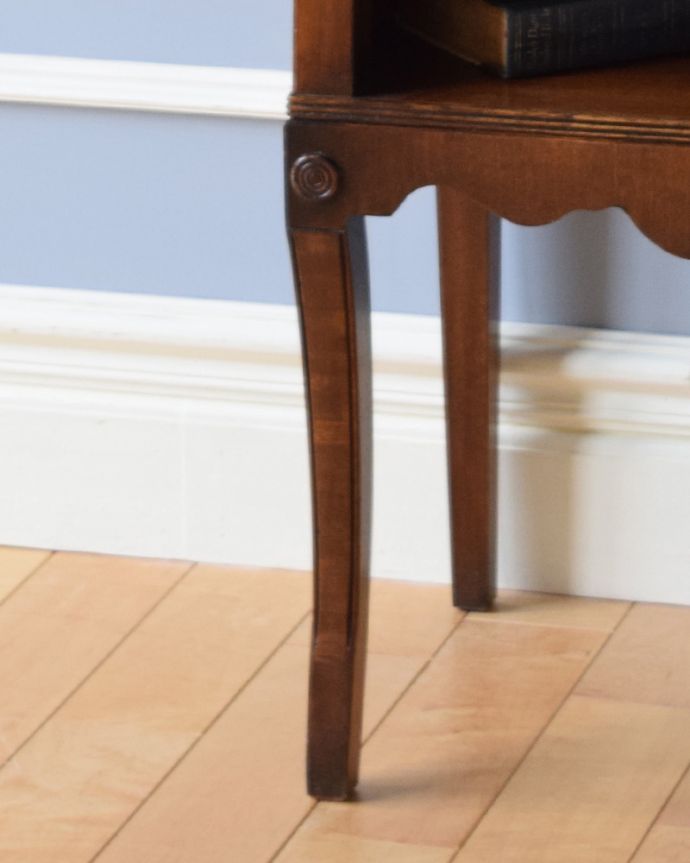 アンティークのチェスト アンティーク家具 コンパクトサイズのナイトテーブル、英国輸入のアンティーク家具。すっきりとした長い脚。(k-1672-f)