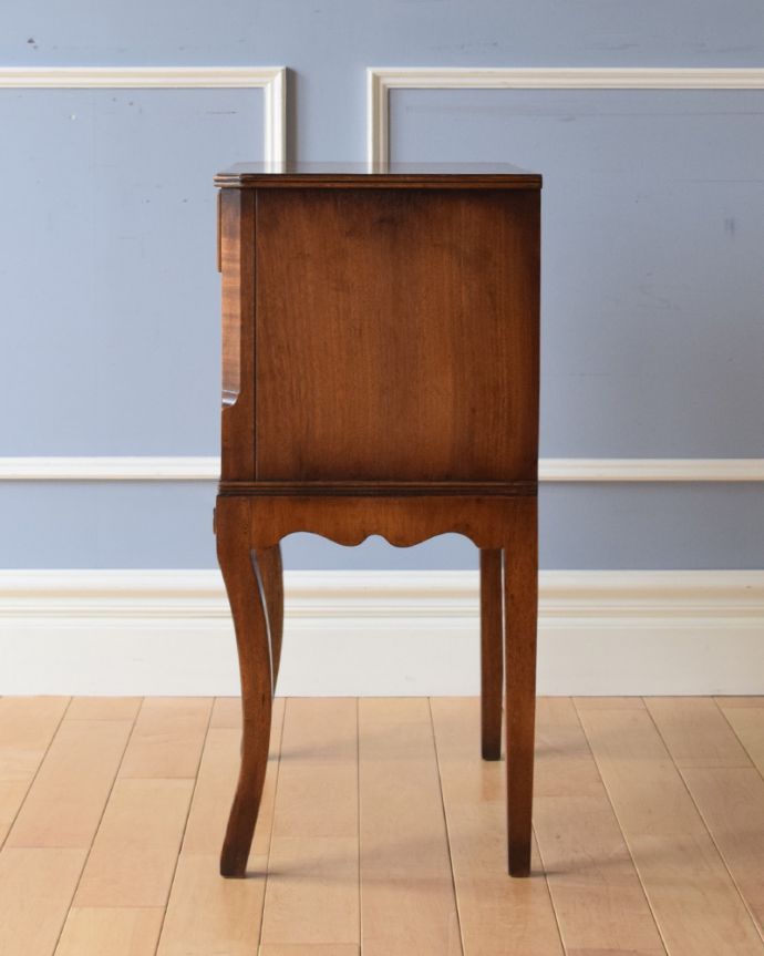 アンティークのチェスト アンティーク家具 コンパクトサイズのナイトテーブル、英国輸入のアンティーク家具。サイドもスッキリ。(k-1672-f)