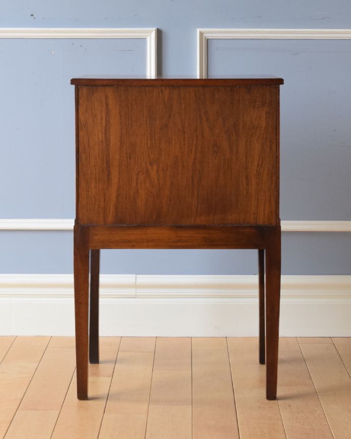 アンティークのチェスト アンティーク家具 コンパクトサイズのナイトテーブル、英国輸入のアンティーク家具。アンティークは新品ではないので、もちろん経年変化によるキズはありますが、専門の職人が目立たないようキレイにお直しをしているので、後姿までキレイです。(k-1672-f)