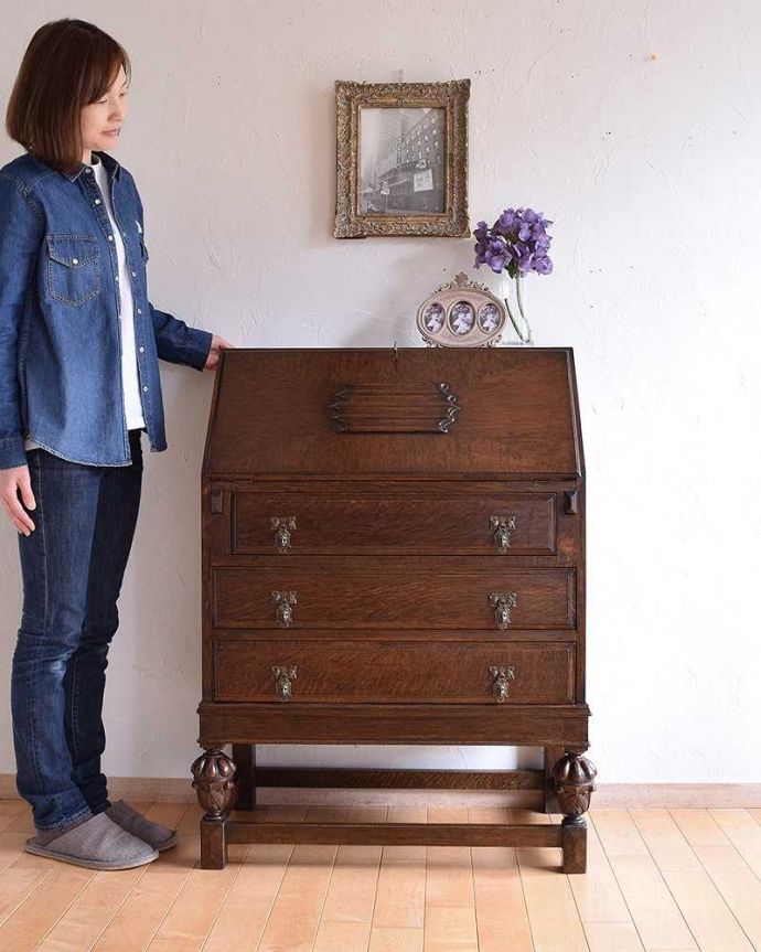 ビューロー　アンティーク家具　英国輸入のアンティーク家具、こだわりが詰まったアンティークビューロー（デスク）。外国製のビューローは装飾があちこちにあるので、絵になるアイテム。(k-1675-f)