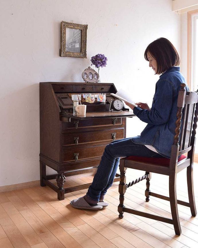 ビューロー　アンティーク家具　英国輸入のアンティーク家具、こだわりが詰まったアンティークビューロー（デスク）。落ち着いた雰囲気のビューロー。(k-1675-f)