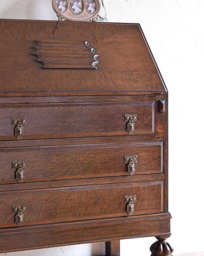 ビューロー　アンティーク家具　英国輸入のアンティーク家具、こだわりが詰まったアンティークビューロー（デスク）。とっても美しい木目です。(k-1675-f)