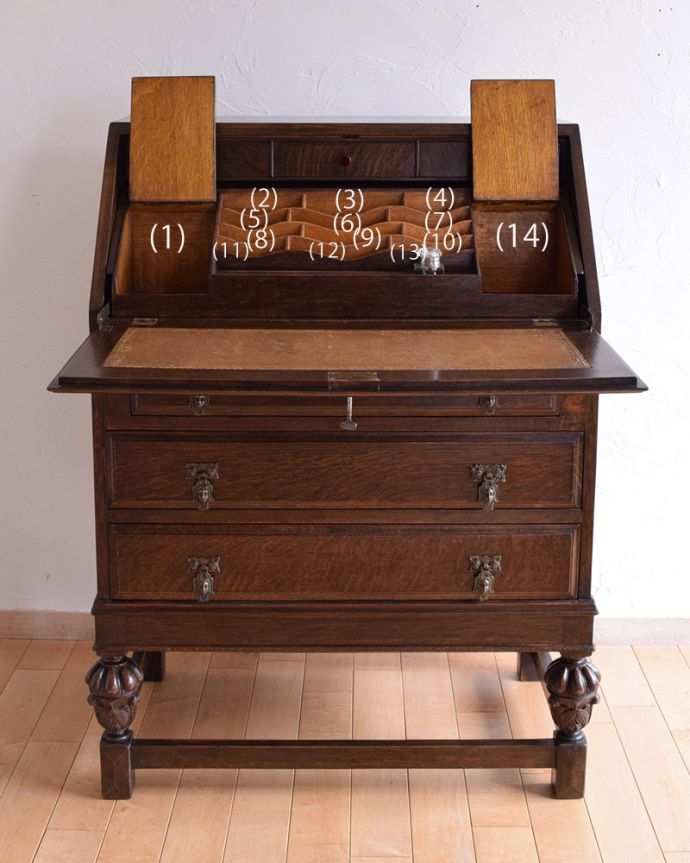 ビューロー　アンティーク家具　英国輸入のアンティーク家具、こだわりが詰まったアンティークビューロー（デスク）。棚に化粧品を片付ければ、奥様のドレッサー代わりにもなりますよ。(k-1675-f)
