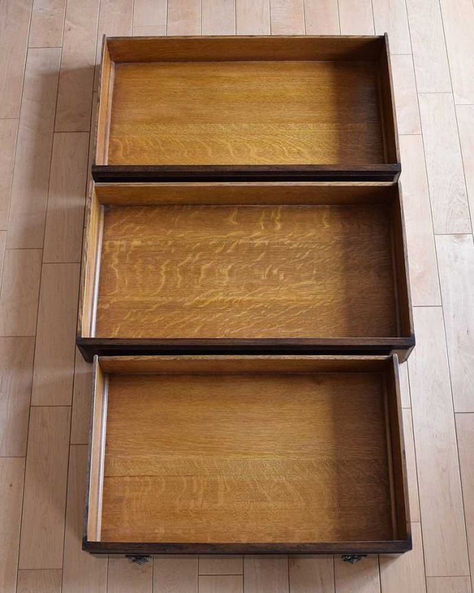 ビューロー　アンティーク家具　英国輸入のアンティーク家具、こだわりが詰まったアンティークビューロー（デスク）。引き出しが付いています。(k-1675-f)