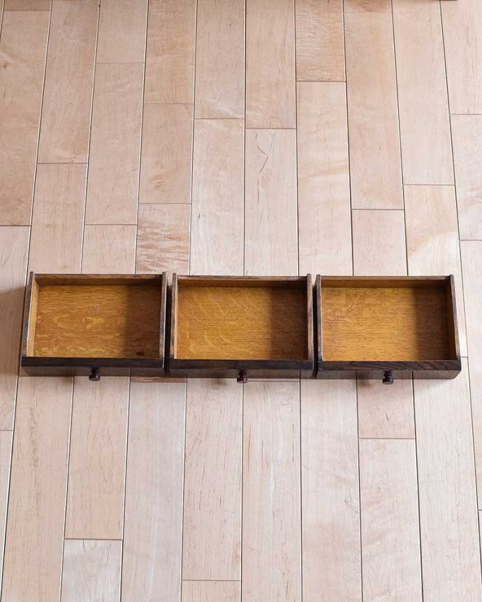 ビューロー　アンティーク家具　英国輸入のアンティーク家具、こだわりが詰まったアンティークビューロー（デスク）。ビューロー内にも小さな引き出しが３杯付いています。(k-1675-f)