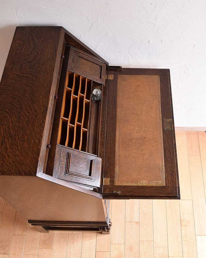 ビューロー　アンティーク家具　英国輸入のアンティーク家具、こだわりが詰まったアンティークビューロー（デスク）。天板もピカピカにお直ししました。(k-1675-f)