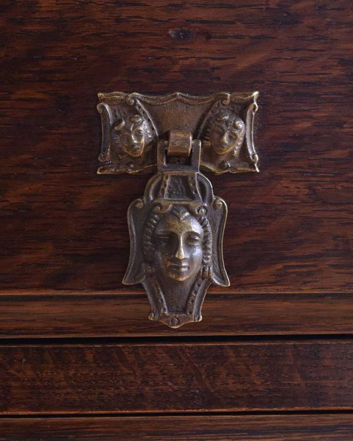 ビューロー　アンティーク家具　英国輸入のアンティーク家具、こだわりが詰まったアンティークビューロー（デスク）。凝っていて高級感があるオシャレな取っ手です。(k-1675-f)