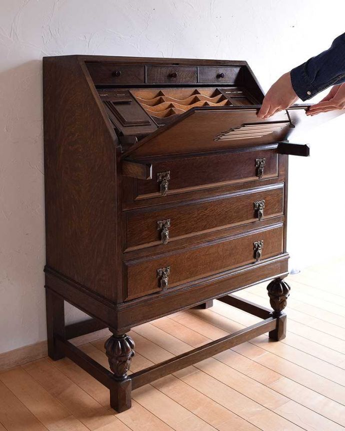 ビューロー　アンティーク家具　英国輸入のアンティーク家具、こだわりが詰まったアンティークビューロー（デスク）。ビューローの支えであるバーは、両サイドに付いています。(k-1675-f)