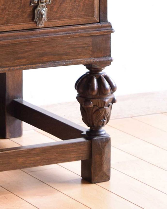 ビューロー　アンティーク家具　英国輸入のアンティーク家具、こだわりが詰まったアンティークビューロー（デスク）。安定感のある脚がしっかり支えます。(k-1675-f)