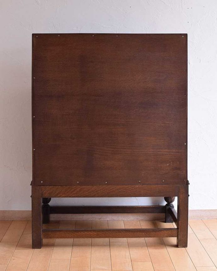 ビューロー　アンティーク家具　英国輸入のアンティーク家具、こだわりが詰まったアンティークビューロー（デスク）。※アンティークは新品ではないので、もちろん経年変化によるキズはありますが、専門の職人が目立たないようキレイにお直しをしているので、後姿までキレイです。(k-1675-f)