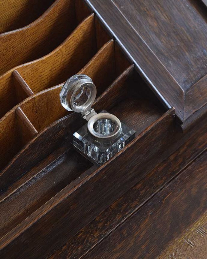 ビューロー　アンティーク家具　英国輸入のアンティーク家具、こだわりが詰まったアンティークビューロー（デスク）。インクビンも付いていました。(k-1675-f)