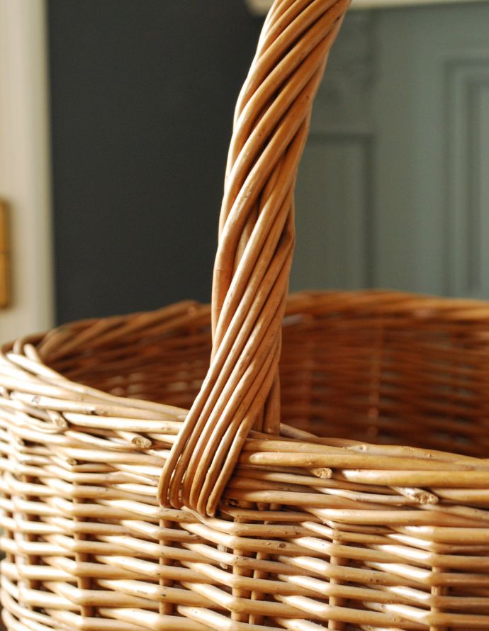 アンティークバスケット　アンティーク雑貨　イギリスで見つけたキレイなアンティーク バスケット。深さもあるのでたっぷり収納できます。(k-1675-z)