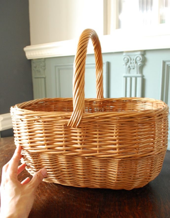 アンティークバスケット　アンティーク雑貨　イギリスで見つけたキレイなアンティーク バスケット。お洒落な形がアンティークならではです。(k-1675-z)