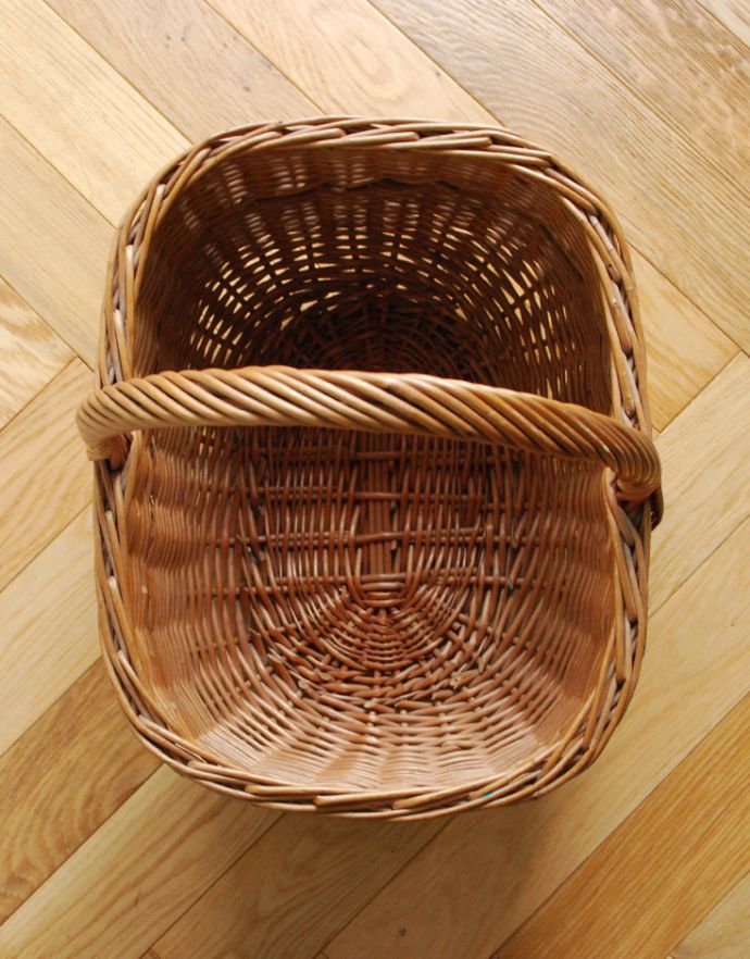アンティークバスケット　アンティーク雑貨　イギリスで見つけたキレイなアンティーク バスケット。しっかり作られています。(k-1675-z)