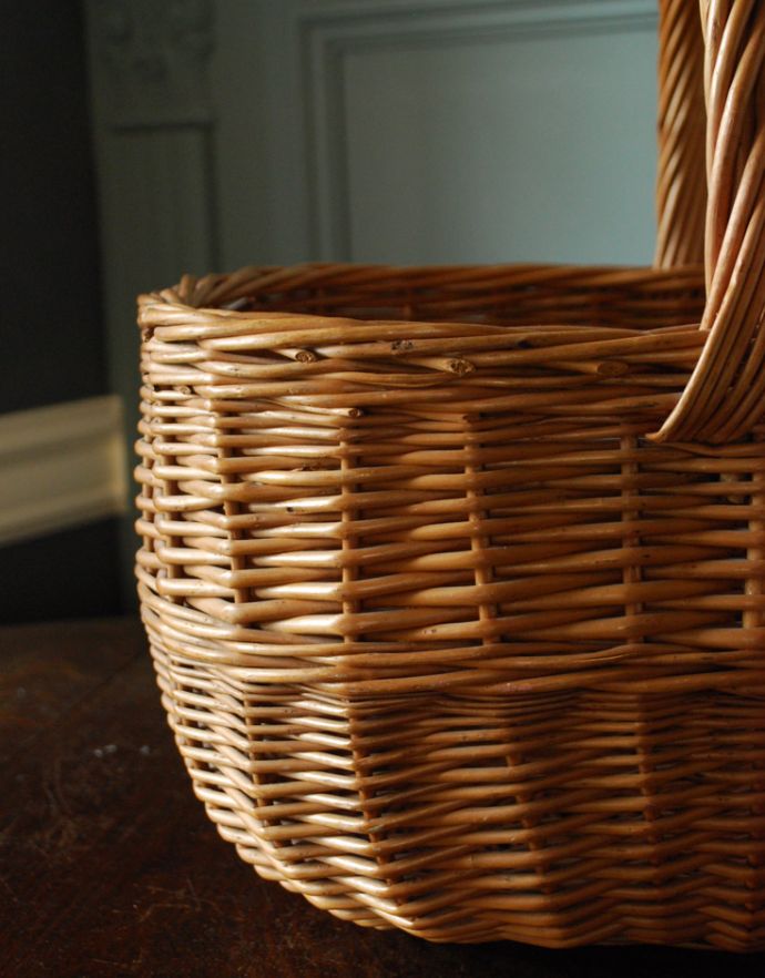 アンティークバスケット　アンティーク雑貨　イギリスで見つけたキレイなアンティーク バスケット。経年変化による多少のキズはありますが、使用上問題はありませんので、ご安心下さい。(k-1675-z)