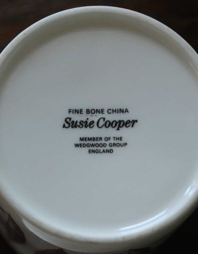 スージークーパー アンティーク雑貨 スージークーパーのハイドパーク、コーヒーカップ&ソーサートリオ(ボーンチャイナ)。カップ、ソーサー大、ソーサー小ともにロゴが入っています。(k-1678-z)