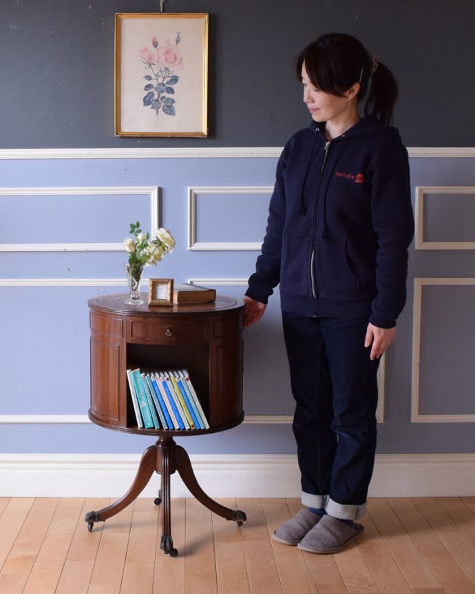 アンティークのキャビネット　アンティーク家具　英国アンティークの家具、回転する機能的なリボルビングブックケース。どこにでもちょこんと置けるコンパクトサイズで便利です。(k-1679-f)