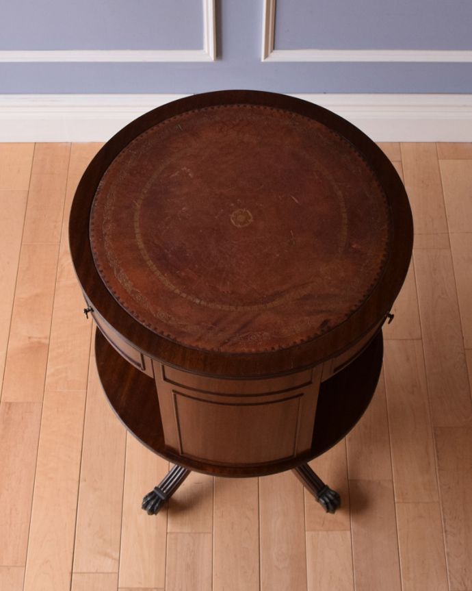 アンティークのキャビネット　アンティーク家具　英国アンティークの家具、回転する機能的なリボルビングブックケース。天板には、落ち着いた赤茶色のレザー張られています。(k-1679-f)